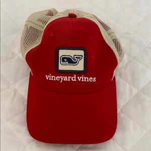 Red trucker hat vineyard vines. Never been worn